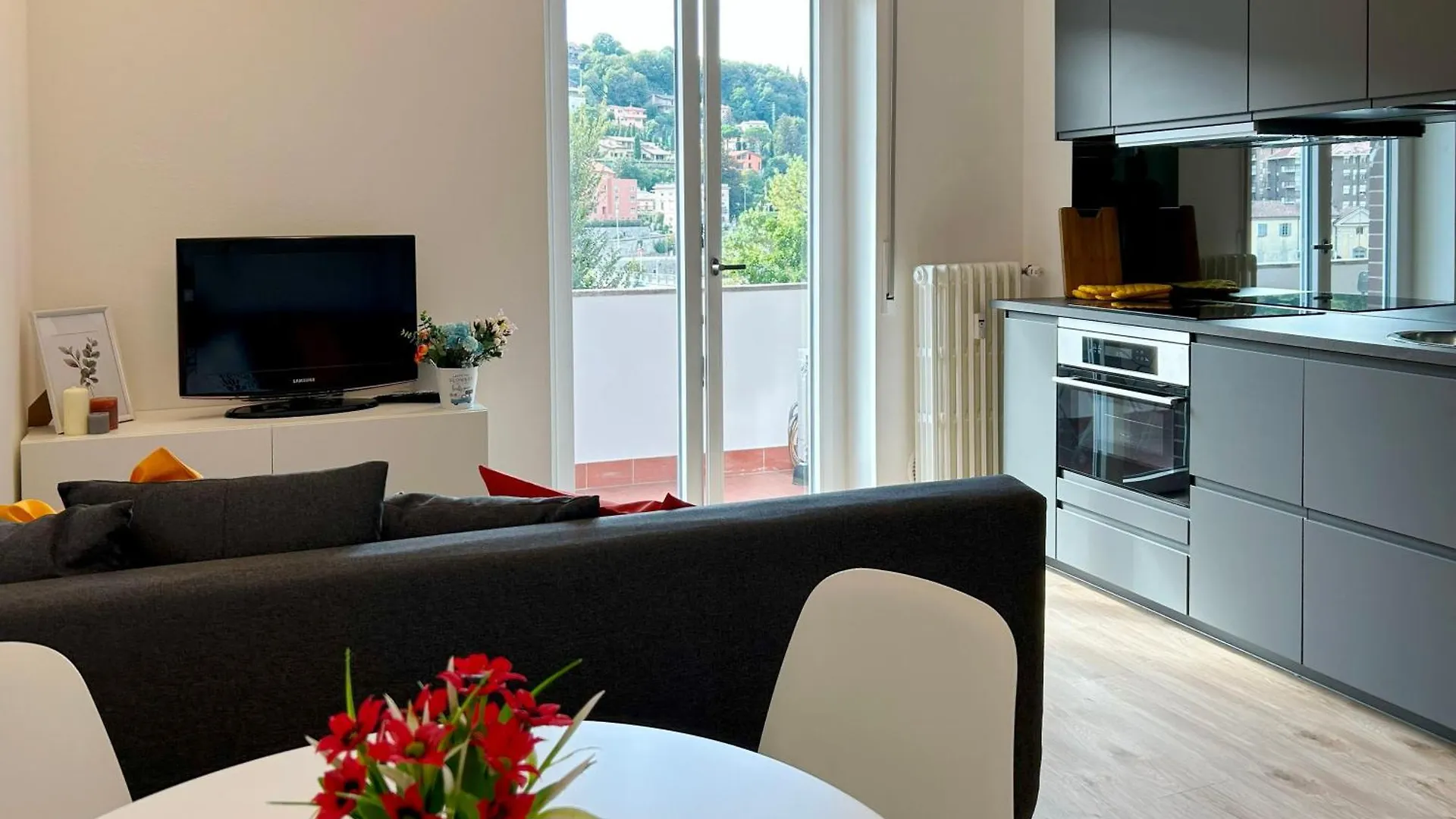 Lecco Lakefront Retreat 0*,